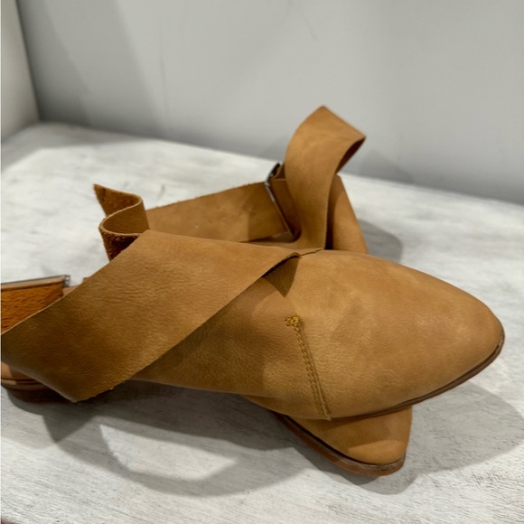 Beautiful tan leather shoes. - Picture 3 of 4